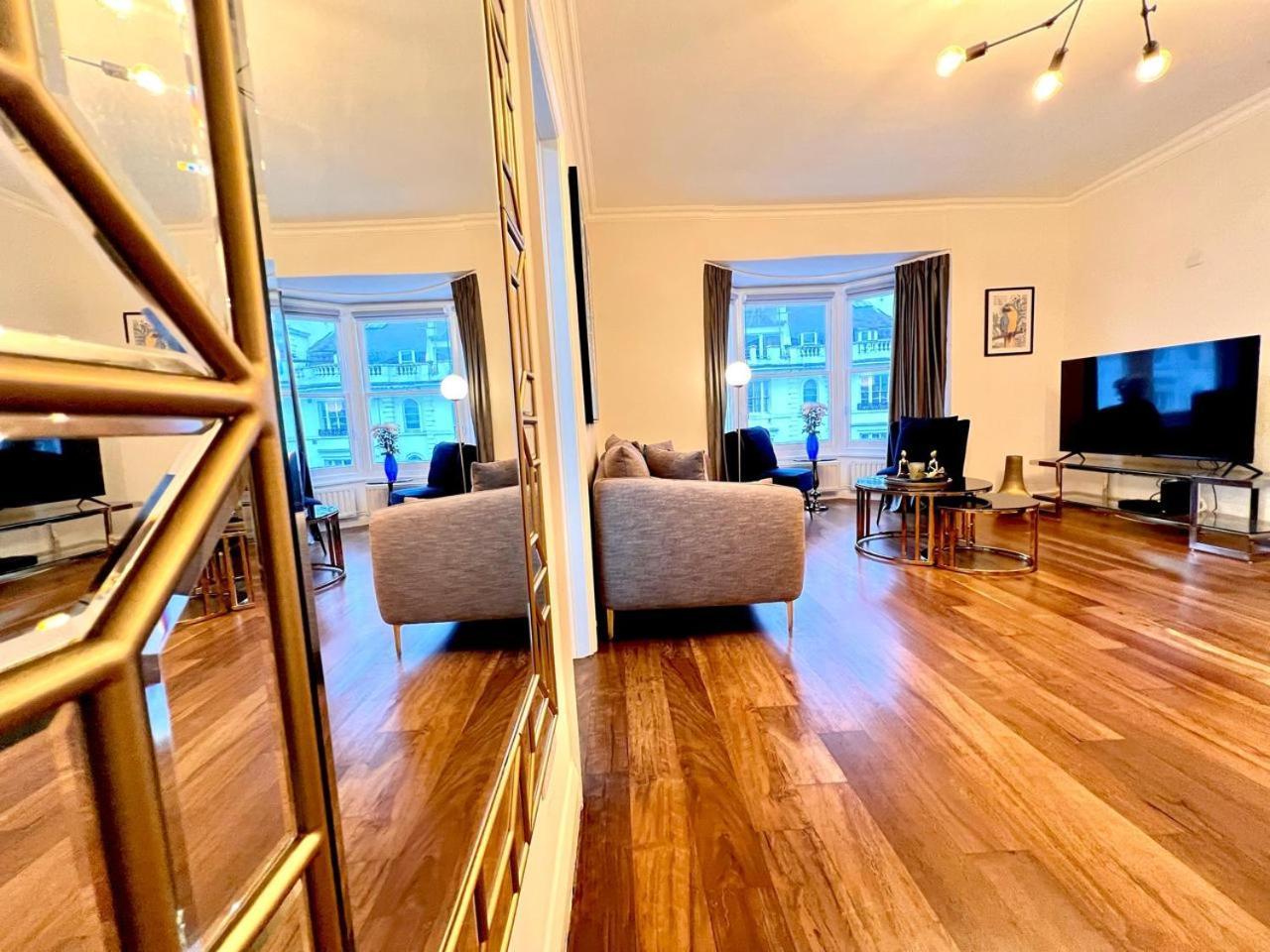 Appartamento Two Bedroom In Paddington Londra