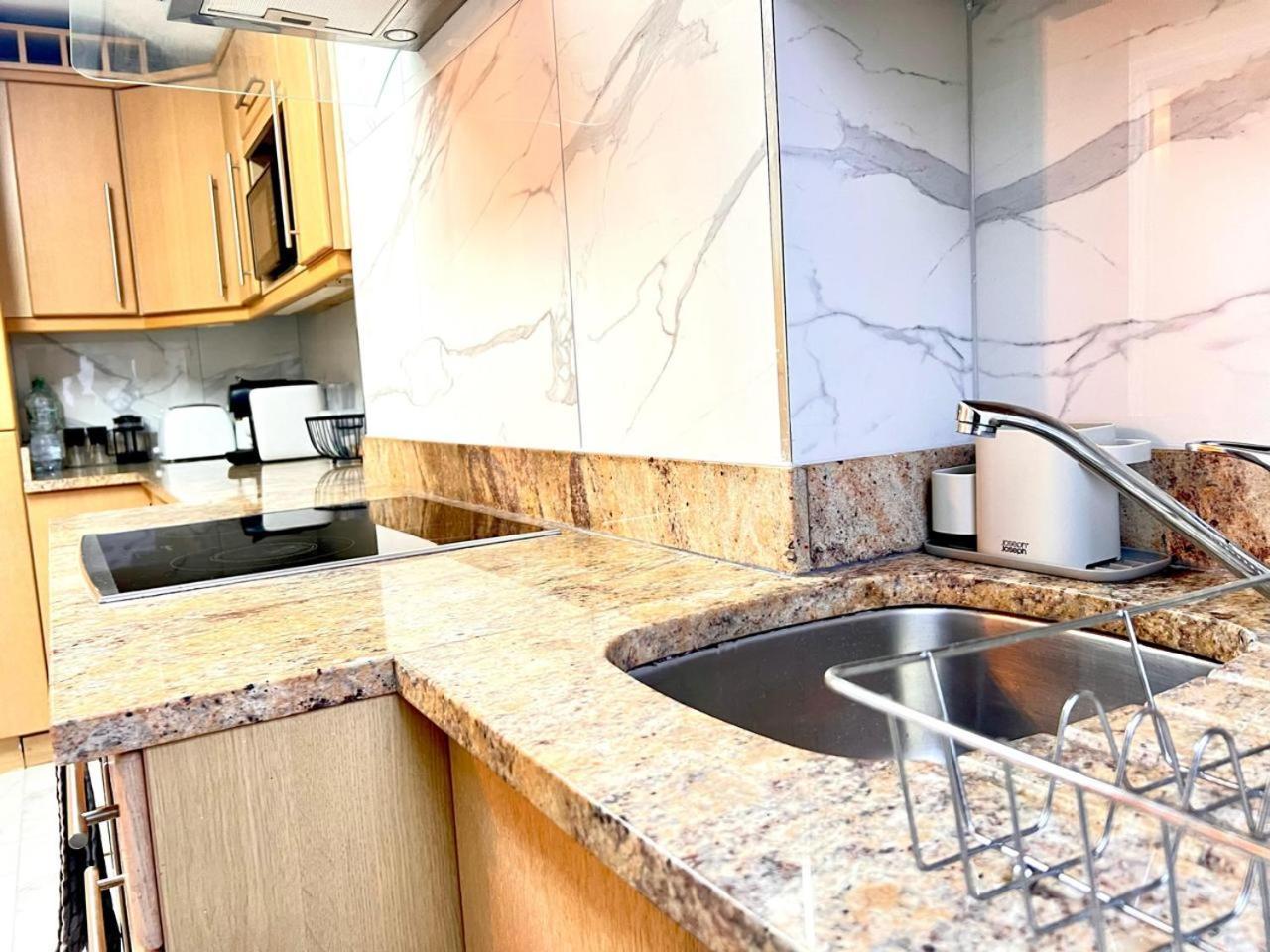 Appartamento Two Bedroom In Paddington Londra